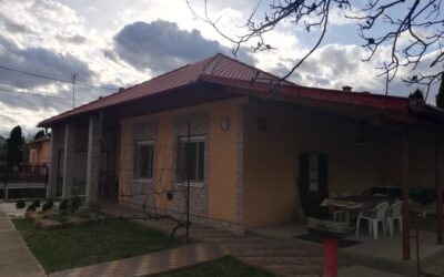 Arany János utca környékén eladó egy teljesen felújított családi ház nagy fedett terasszal új tetővel