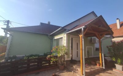 Kertvárosban eladó szépen felújított 2 szoba nagy nappalis családi ház lakható mellékkel garázzsal térköves udvarral