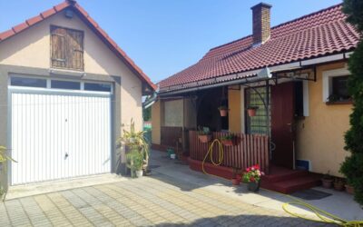 Nádudvaron Bercsényi utcán eladó egy téglaépítésű igényes családi ház fedett terasszal garázzsal