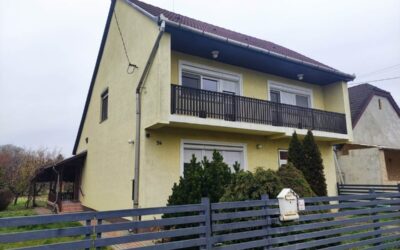 Hajdúszoboszlón Erkel Ferenc utcán eladó 2 szinte téglaépítésű családi ház lakható mellékkel nagy terasszal