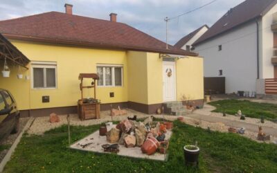 Arany János utcán eladó 2+2 félszobás nagykonyhás családi ház fedett autóbeállóval szép kerttel