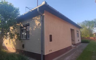 Bajcsy Zsilinszky utca elején eladó egy beton alapon lévő téglaépítésű 3 szoba nagy konyhás családi ház