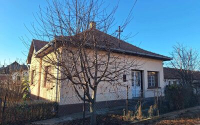 Hajdúszoboszlón Rákóczi utcán eladó egy 2,5 szobás melléképületekkel rendelkező családi ház
