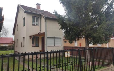 Bánomkertben Gábor Áron utcán eladó 2 szintes téglaépítésű családi ház alápincézve